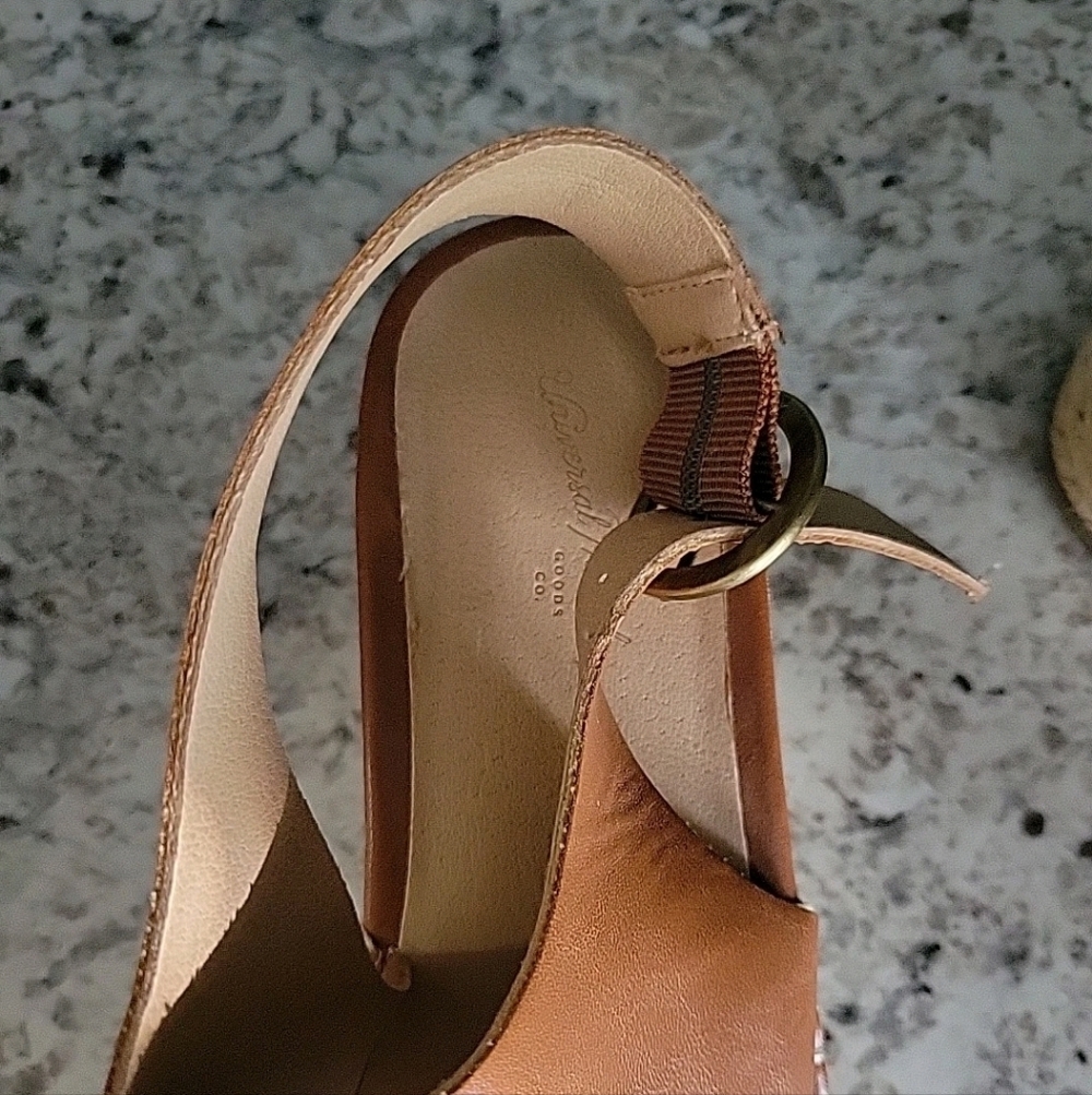 Universal Threads Sandals - Picture 6 of 7